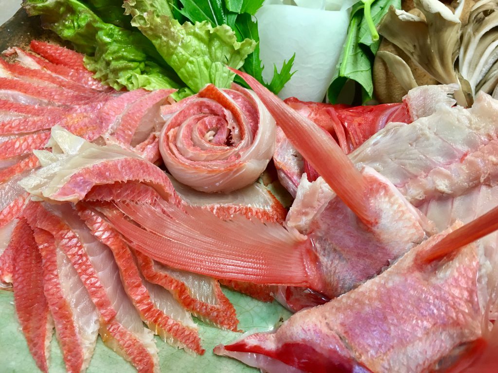 金目鯛のしゃぶしゃぶの食べ方 地物野菜と丸ごと1匹の金目鯛を 2種類のポン酢で 伊豆 伊東 金目鯛の宿 こころね